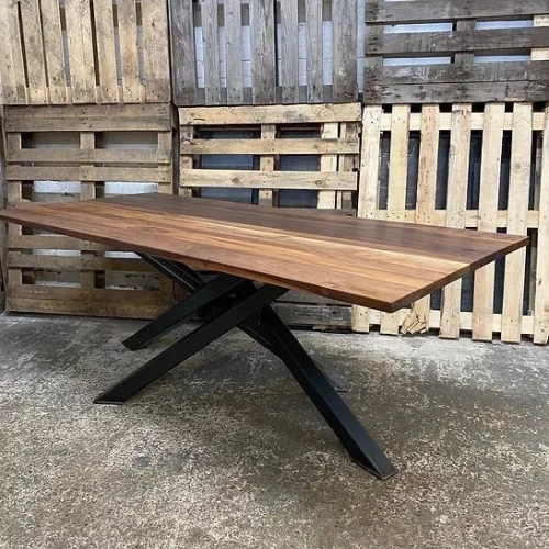 Table modern irrégulière 