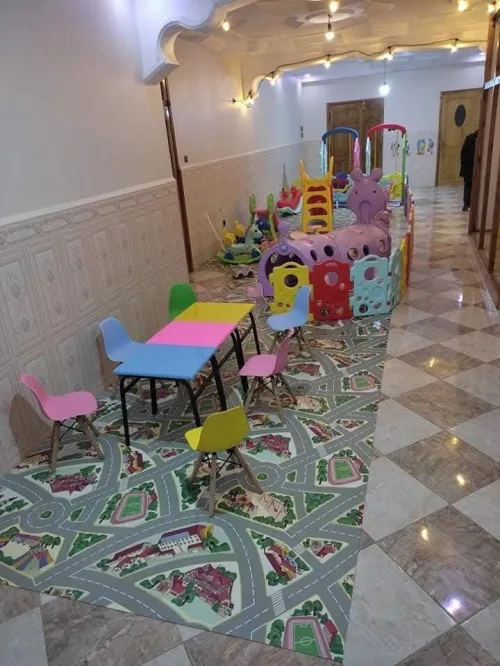 Chaises et tables étudiant et crèche 