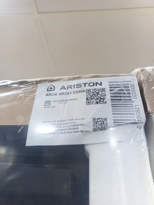 Promo four Ariston électrique avec affichage ventilé AROE 6R253 DBNA