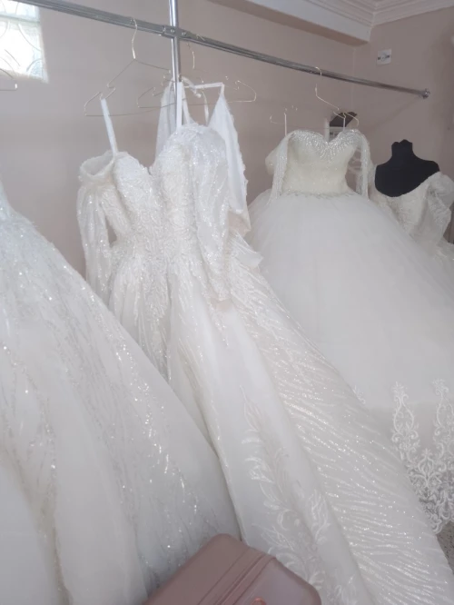 كراء فساتين الزفاف . Robe blanche