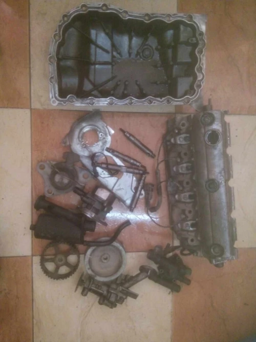 Culasse et calteur et quelqu piece de moteur megane dti 