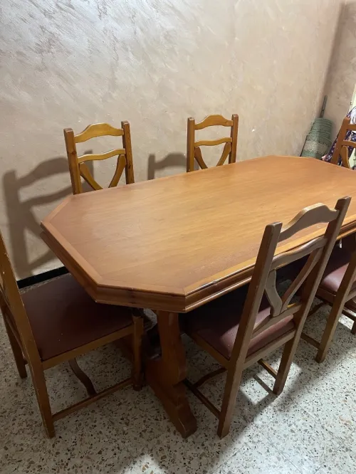 Table avec bois rouge