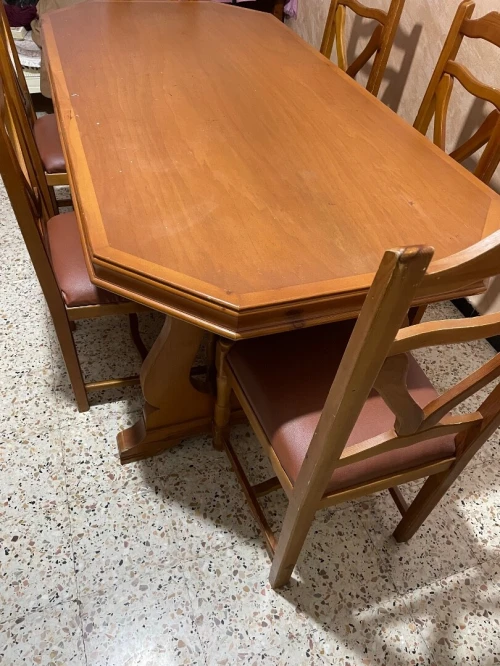 Table avec bois rouge