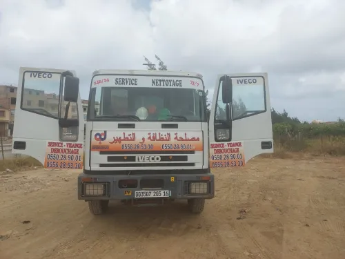 Camion hydrocureur débouchage curage des canalisations Vidange fosses. 