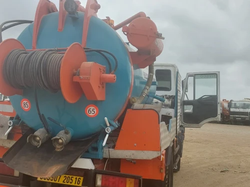 Camion hydrocureur débouchage curage des canalisations Vidange fosses. 