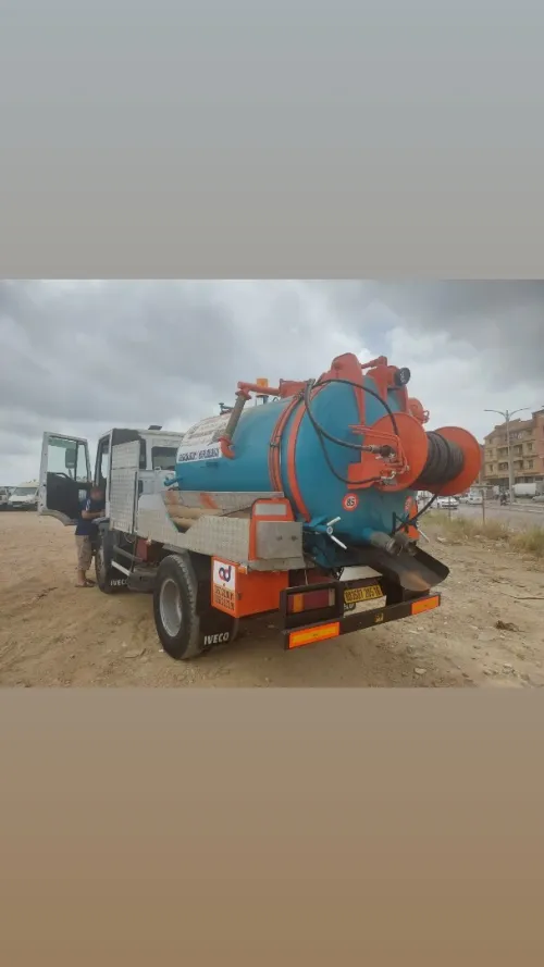 Camion hydrocureur débouchage curage des canalisations Vidange fosses. 