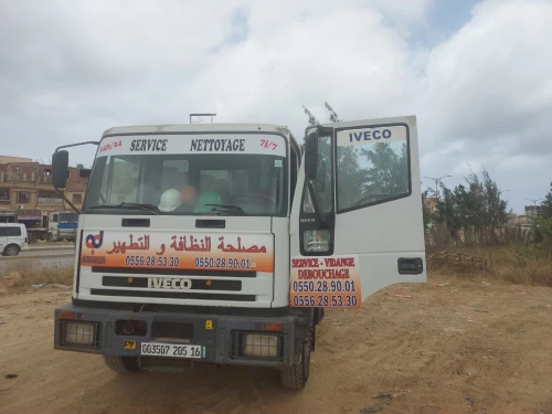 Camion hydrocureur débouchage curage des canalisations Vidange fosses. 