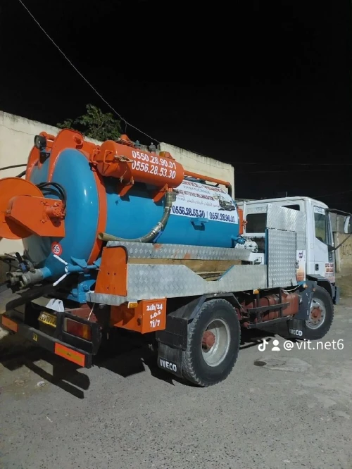 Camion hydrocureur vidangeur débouchageur