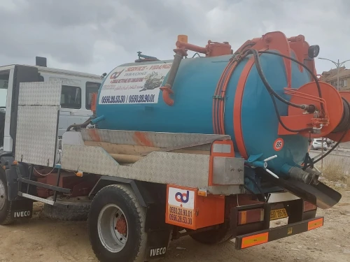Camion hydrocureur débouchage curage des canalisations Vidange fosses. 
