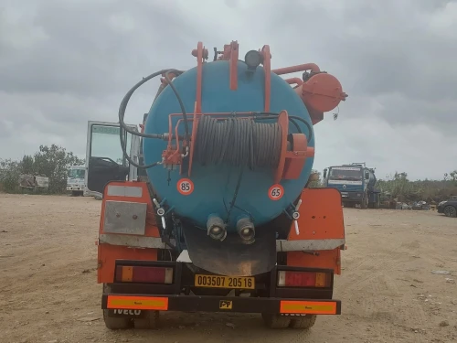 Camion hydrocureur débouchage curage des canalisations Vidange fosses. 