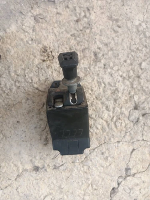 Circuit hydraulique pour véhicule avec benne