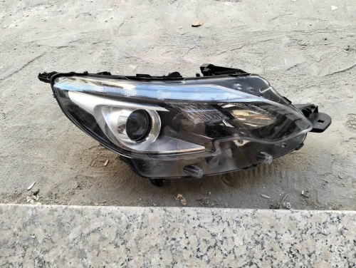 Phare avant droit Peugeot 2008 avec loupe  Origine Valeo  Réf. 9825313680