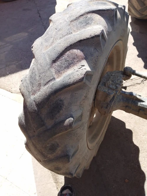 عجلة الجرار roue de tracteur