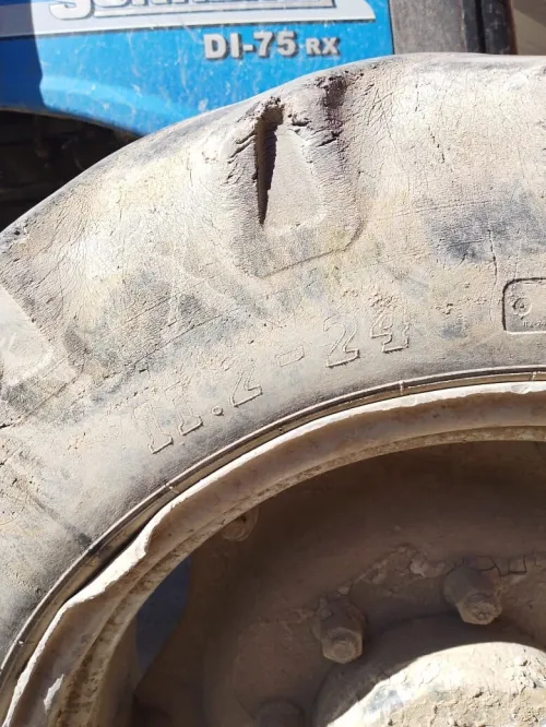 عجلة الجرار roue de tracteur