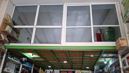 Mezzanine 4.8mx4mx2m + baie vitrée  سدة+نافذة زجاجية