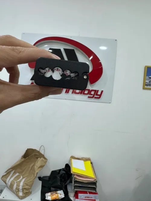 Pince à dénuder longitudinale pour fibre optique