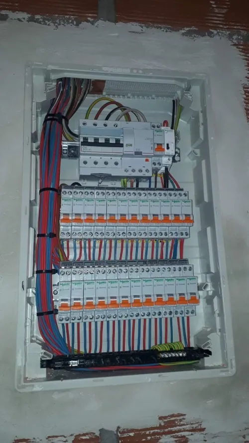Électricien bâtiments est industriels
