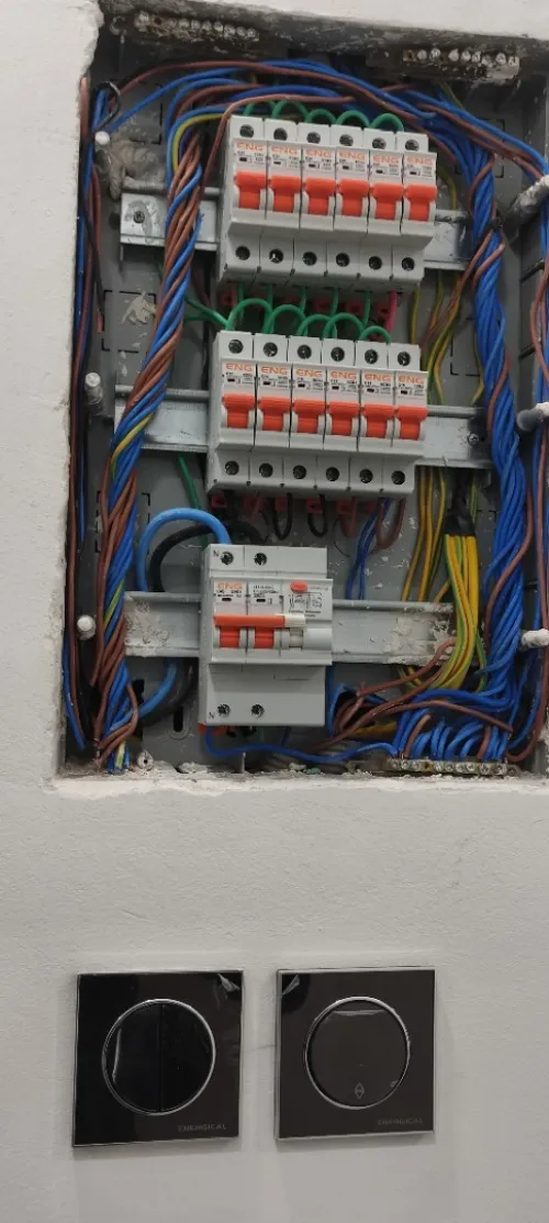 Électricien bâtiments est industriels