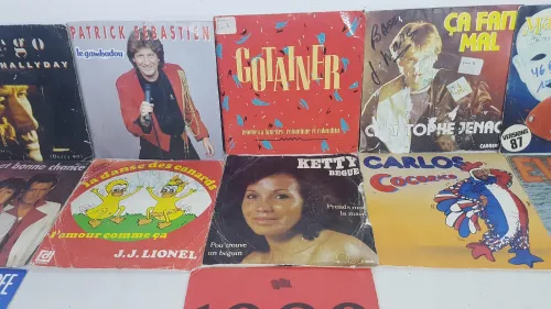 Musiques francaise en disques 45 tours en parfaite etat