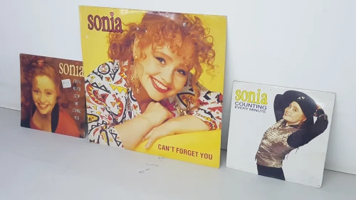 2 disques 45t et un maxi de SONIA