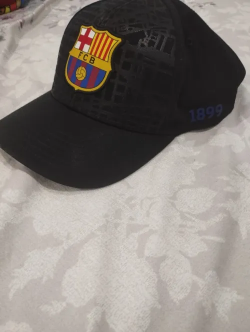 Casquette Under Armour verte originale + casquette noire FC Barcelone originale (produits Canadiens)