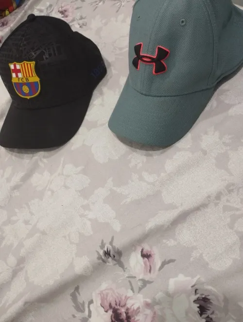 Casquette Under Armour verte originale + casquette noire FC Barcelone originale (produits Canadiens)