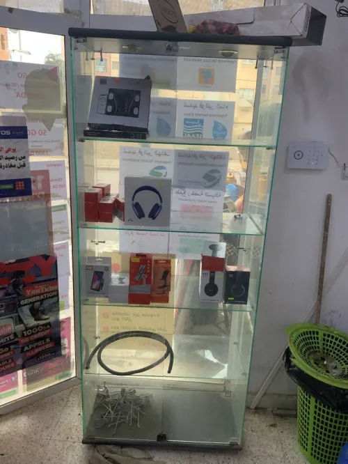 3 armoire + 2 vitrine +comptoir caiss