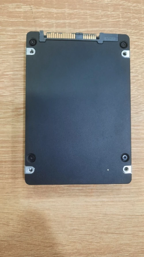 DUSQUE DELL SSD SAS 960 GIGA PRESQUE NEUF POUR SERVEUR ET WORKSTATION