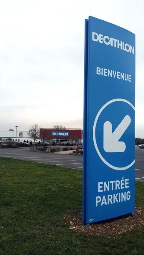 construction des panneaux publicitaire et enseignes lumineuses  en lettre en boitier