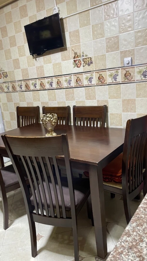 Une  table à manger  avec 6  chaises
