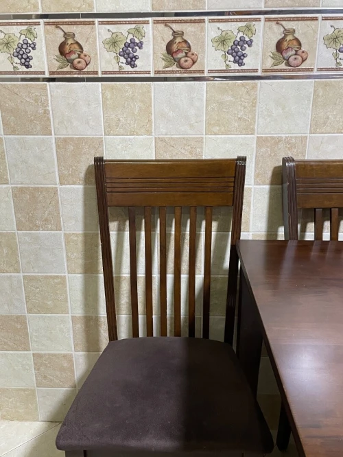 Une  table à manger  avec 6  chaises