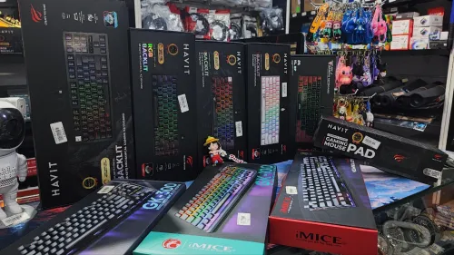 CLAVIERS GAMING MÉCANIQUES RGB Stock tout neuf et magnifique