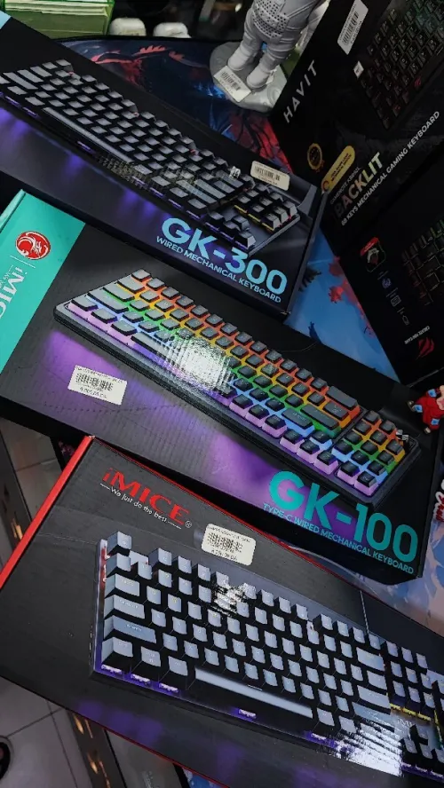 CLAVIERS GAMING MÉCANIQUES RGB Stock tout neuf et magnifique