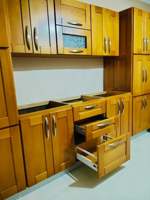 une cuisine complète réalisée en véritable bois de hêtre