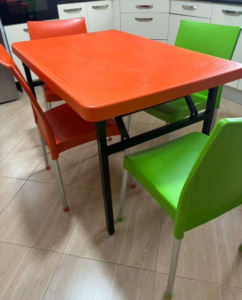 Table pliable en plastique solide avec 4 chaises