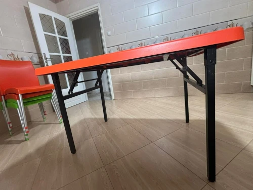 Table pliable en plastique solide avec 4 chaises