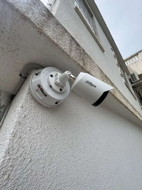 Installation de caméra de surveillance 