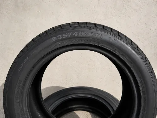2 PNEUS -235/40 R 18