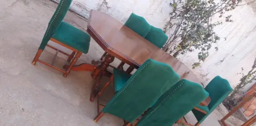 Une grande table avec 6 chaises