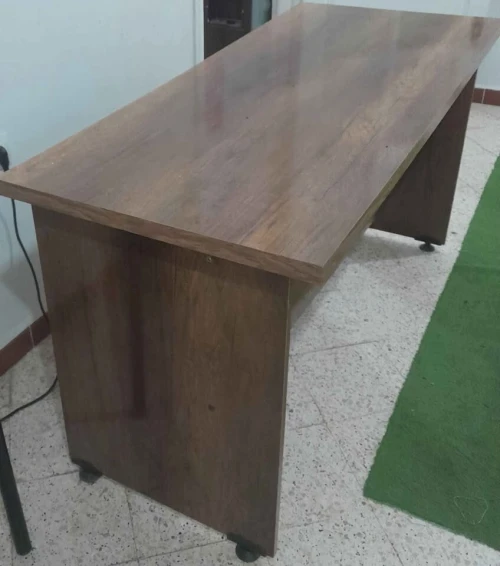 5 bureau (140cm/40cm) 1 bureau (160cm/45cm) 7 chaises confort