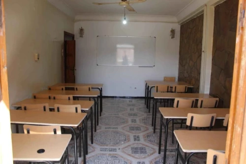 matériel pour une école (tables chaises bureaux tableau)