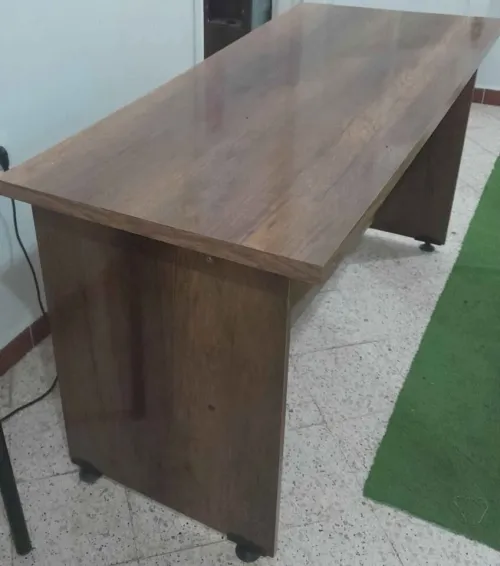 matériel pour une école (tables chaises bureaux tableau)
