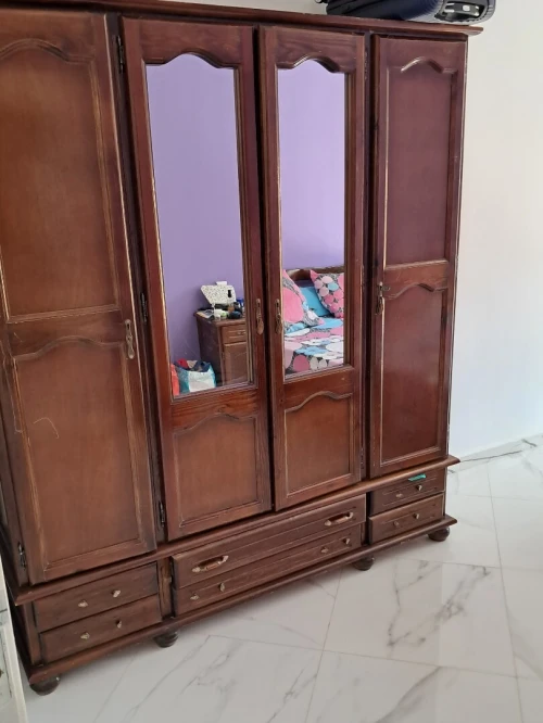 Une armoire 4 porte en bon état