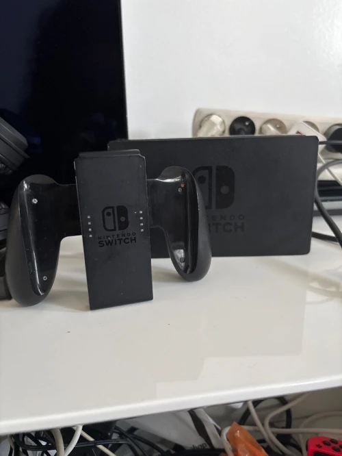 Nintendo Switch complète + 3 jeux + pochette (bon état)