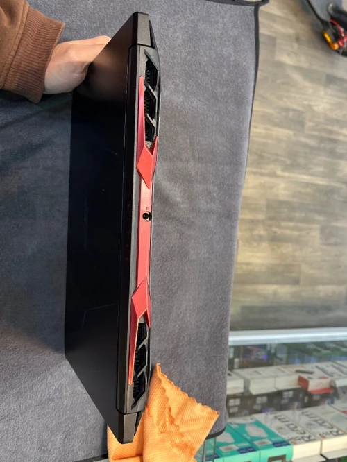 Acer nitro 5 gaming laptop etat perfect avec boit