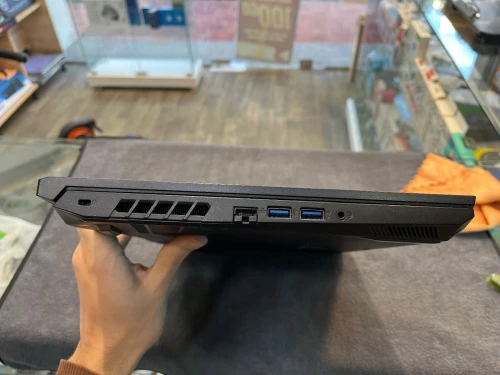 Acer nitro 5 gaming laptop etat perfect avec boit