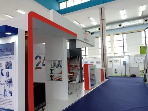 STAND D'EXPOSITION (montage mobiliers et peinture)