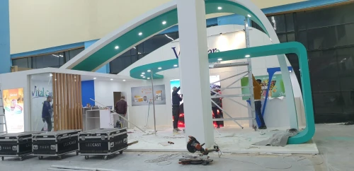 STAND D'EXPOSITION (montage mobiliers et peinture)