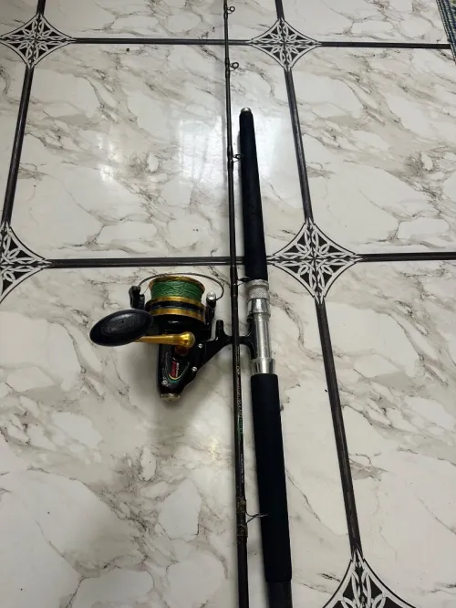 Canne à pêche Carbon pour jig avec moulinet Penn 850 ssm êtas 8.5/10