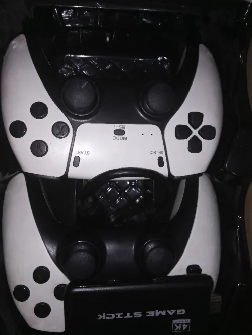 Game Stick 4K retro + 2 manettes sans fil + des milliers de je